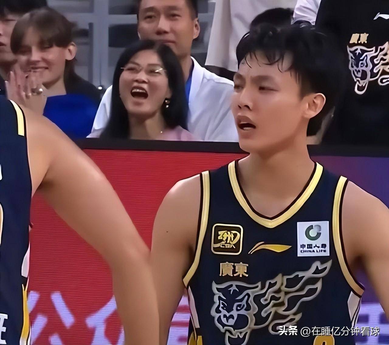 包含粤媒头条披露内幕，球队训练现场一览无余的词条